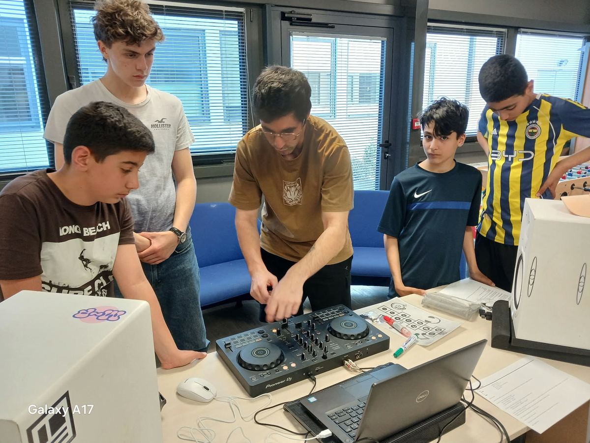 Postes DJ installés lors d'un cours