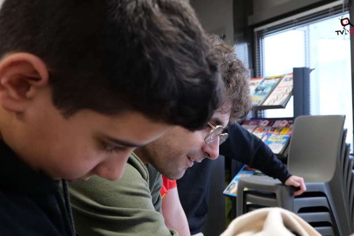 Deux jeunes travaillant sur un poste DJ