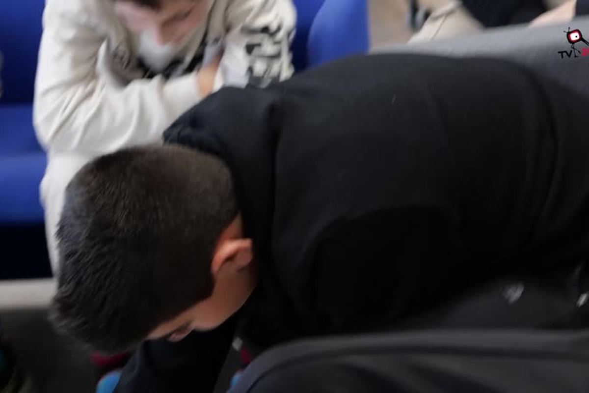Jeune concentré pendant un cours de DJ