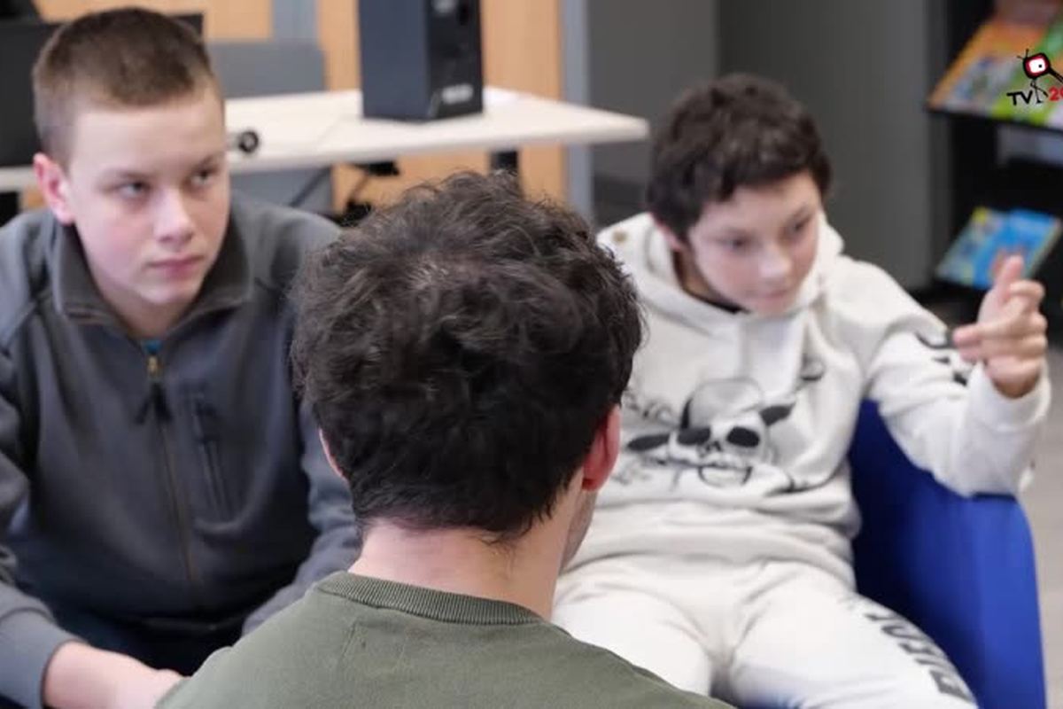 Échange entre l'intervenant et des jeunes pendant un atelier