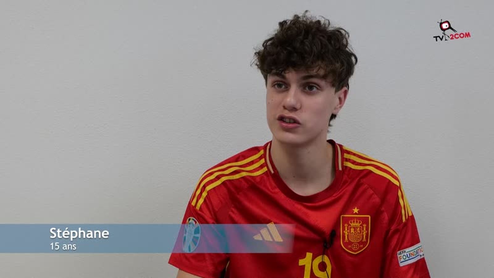 Lucas Haar pendant un cours de DJ avec un groupe d'adolescents